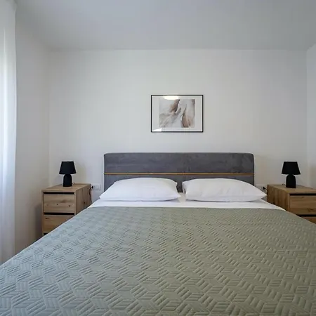 Rita In Pinezici - Haus Fuer 5 Personen * Marčana